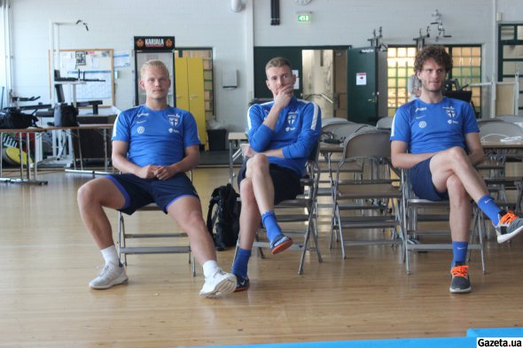 Воротар збірної Фінляндії Лукаш Градецкі з партнерами під час прес-конференції