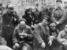 Ковпак (сидит слева) зачитывает партизанам шифровку с Большой земли в 1942 году.