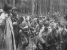 Бойцы-партизаны во время марша карпатским лесом.
