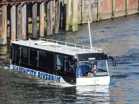 В немецком Гамбурге пользуется популярностью необычный вид общественного транспорта - автобус-амфибия Hafencity riverbus