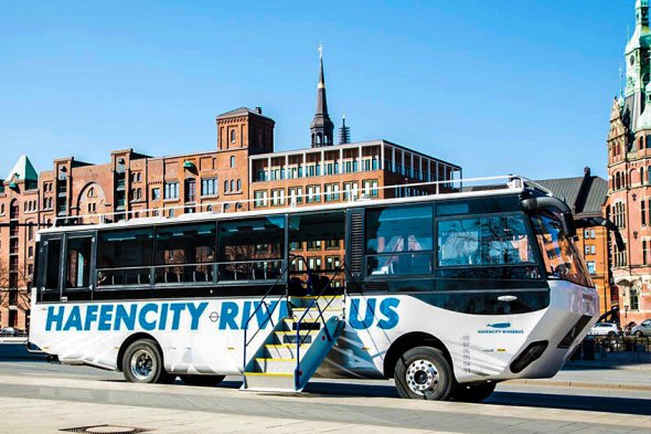 У німецькому Гамбурзі користується популярністю незвичний вид громадського транспорту — автобус-амфібія Hafencity riverbus