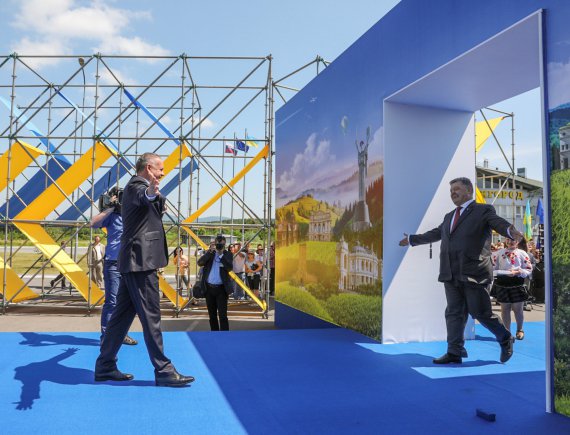 Безвиз для Украины: Петр Порошенко и президент Словакии Андрей Киска открывают дверь в Европу. Ужгород, 11 июня 2017