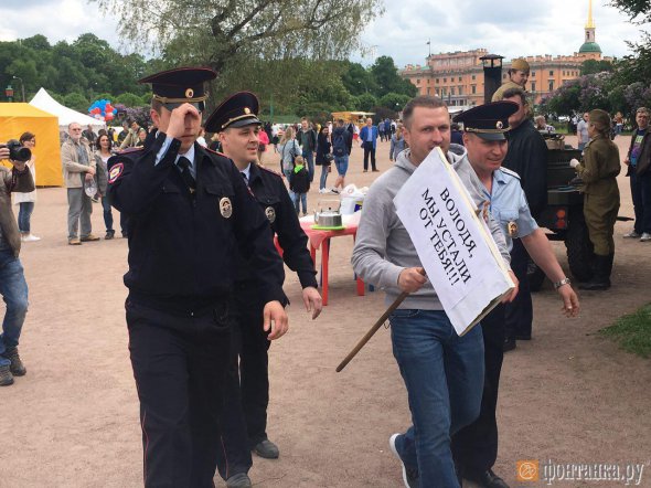 Троє поліцейських затримали опозиціонера з плакатом "Володя! Ми втомилися від тебе". Активіст встиг простояти пару хвилин