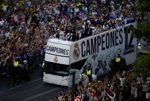 Футболісти ”Реала” їдуть центральною площею Мадрида, святкуючи успіх у Лізі чемпіонів