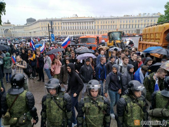 12 июня во России отмечают День России. Журналисты сообщают о массовых арестах активистов