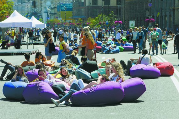 Люди на кріслах-мішках чекають виступи артистів у центрі Києва. 10 червня святкували надання Україні безвізового режиму з Євросоюзом