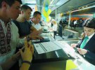 Українці проходять митний контроль в аеропорту ”Бориспіль” 11 червня. Із цього дня діє безвізовий режим із країнами Євросоюзу. Для перетину кордону потрібен біометричний паспорт