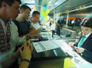 Українці проходять митний контроль в аеропорту ”Бориспіль” 11 червня. Із цього дня діє безвізовий режим із країнами Євросоюзу. Для перетину кордону потрібен біометричний паспорт