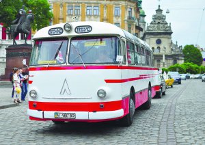 Ретроавтобус ЛАЗ 1961 року їде центром Львова. Прибув із Києва своїм ходом. Подолав понад 500 кілометрів. У дорозі тримав середню швидкість 70 км/год.