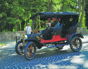 ”Форд Т” 1912 року брав участь у пробному заїзді перегонів ”Леополіс” у Львові на початку червня. Це перша модель у світі, яку почали випускати на автоматизованому конвеєрі