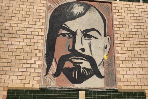 Барельеф Ленина превратили в казака из сергой в ухе