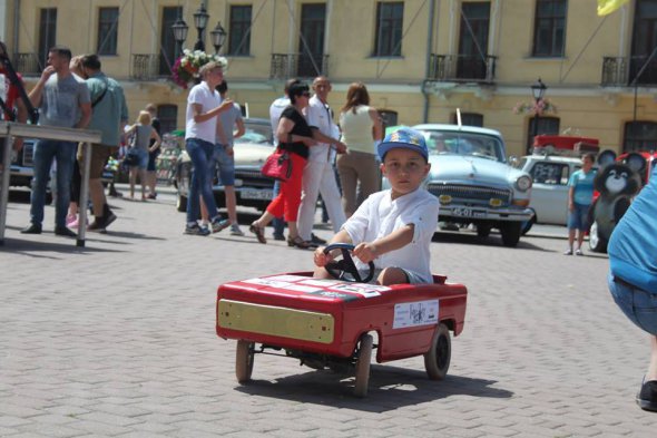 Ралли среди детей на педальных авто