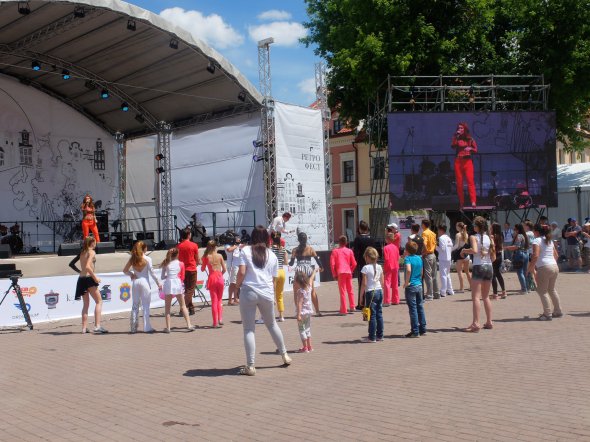 На фестивале была много музыки и танцев в стиле ретро.