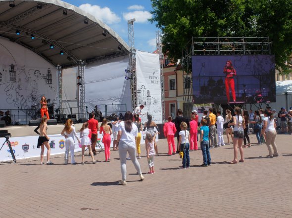 На фестивалі була багато музики та танців у стилі ретро.