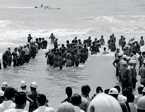 25 червня 1964 року поліція оточила темношкірих на пляжі в Сент-Августині, штат Флорида. Вони виступали проти поділу місць відпочинку на ”для чорних” і ”тільки для білих”. Відбулися сутички з білими американцями