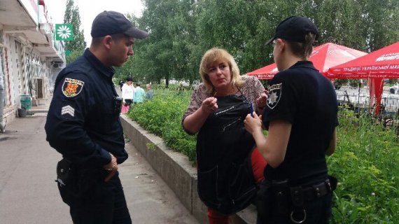 Работница парикмахерской говорит с полицией у парикмахерской по улице Великотырновской в Полтаве