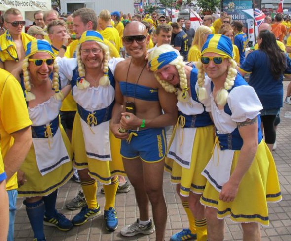 Во время чемпионата шведские болельщики ярко одевались и пили много пива
