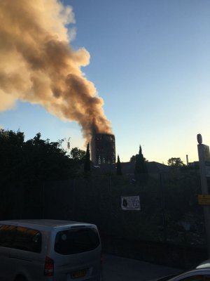У західній частині Лондона загорівся 27-поверховий будинок "Grenfell Tower". Фото: Twitter.