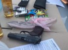 Оперуполномоченного отдела по борьбе с незаконной легализацией иностранцев Нацполиции Киева задержали при получении взятки