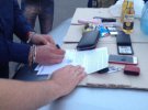 Оперуполномоченного отдела по борьбе с незаконной легализацией иностранцев Нацполиции Киева задержали при получении взятки