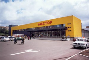 У магазинах торгової мережі "Амстор" в Донецьку закінчуються продукти харчування. Фото: donpress.com