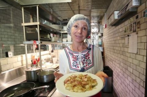 Украинка Алла работает шеф-поваром в ресторане в Нью-Йорке