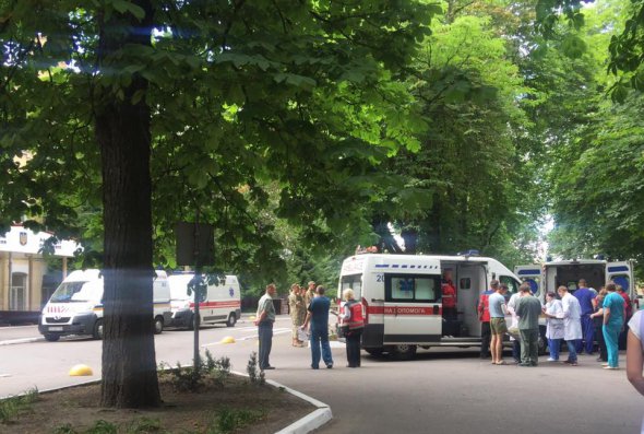 У київський госпіталь привезли новий борт з важкими пораненими.