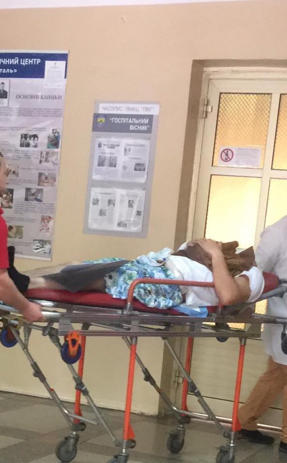 В киевский госпиталь привезли новый борт с тяжелыми ранеными.
