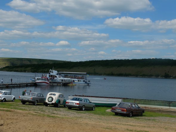 Классические автомобили на берегу реки Днестр.
