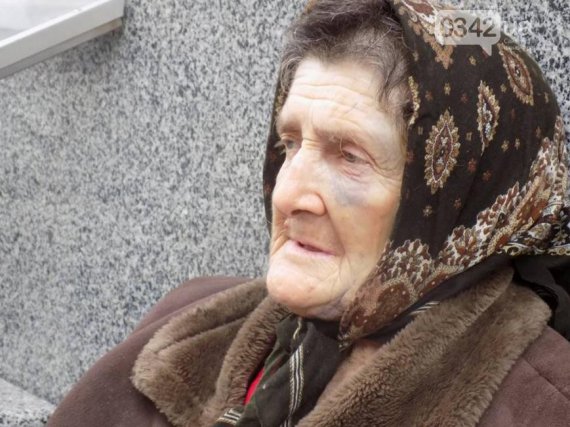 63-річна Юстина жебракує в Калуші на Івано-Франківщині, каже, її б'ють діти і відбирають гроші