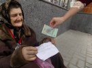 63-летняя Юстина милостыню в Калуше Ивано-Франковской области, говорит, ее бьют дети и отбирают деньги