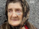 63-річна Юстина жебракує в Калуші на Івано-Франківщині, каже, її б'ють діти і відбирають гроші.