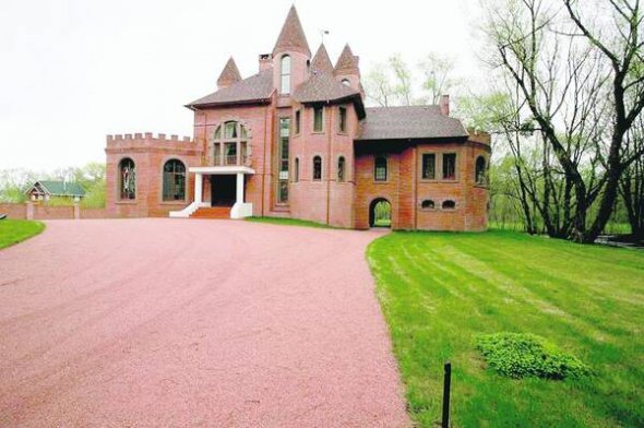 Англійський замок у селі Ходосівка за 7 км від Києва, який Саймон Джекмен побудував для дружини