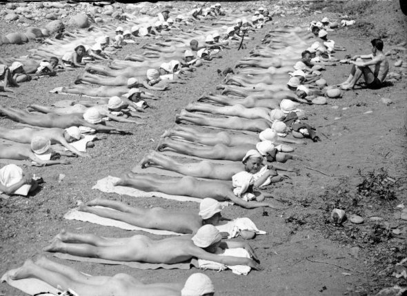 Діти загорають на пляжі табору "Артек" у 1930 році.
