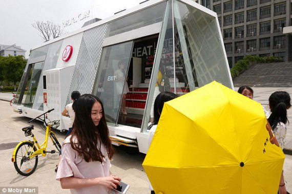 В Китае тестируют "умный" супермаркет на колесах. Фото: Daily Mail