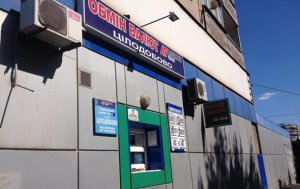 У порівнянні з попереднім робочим днем, долар подешевшав на 1 копійку. Фото: korrespondent.net