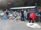 Львів'яни власноруч прибирають сміття