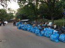 Мешканці вулиці поскладали сміття у мішки