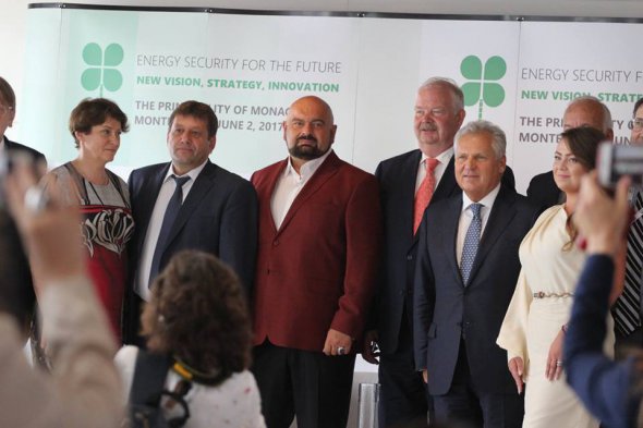 Народный депутат Нина Южанина, вице-премьер Владимир Кистион вместе с экс-министром экологии Николаем Злочевским (третий слева) на форуме в Монако.