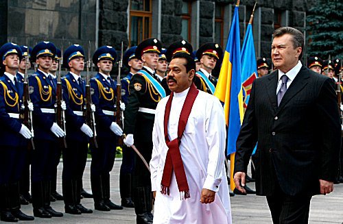 Віктор Янукович оконфузився на зустрічі з президентом Шрі-Ланки Махіндом Раджапаксом