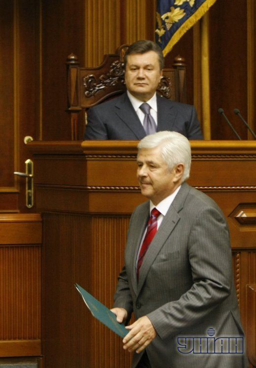 Виктор Янукович обнимался с судьей через дверцу ложи