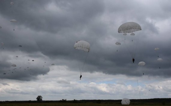 Было проведено десантирование боевой техники и подразделений ВДВ с самолетов Ил-76 и Ан-26