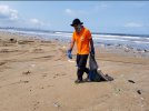 Афроз Шах из индийского города Мумбаи организовал уборку одного из самых загрязненных пляжей в мире, под названием Версова
