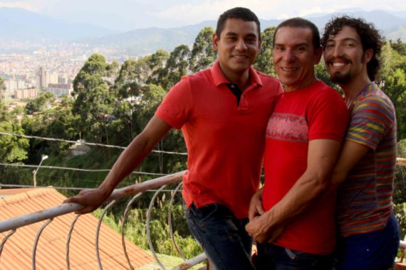 В Колумбии впервые официально зарегистрировали брак между тремя мужчинами