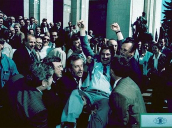 Депутаты подбрасывают докладчика по тексту Конституции Михаила Сироту. Утро 28 июня 1996 года