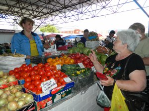 Валентина Цюрупа торгує овочами на вінницькому ринку Урожай. Каже, що найбільше беруть домашні огірки по 20 гривень за кілограм. Кабачки продає по 10 гривень, капусту — 15, ­картоплю — 12–15 гривень