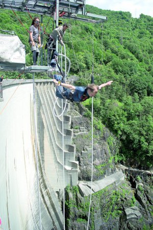 Львів’янин Олександр Корицький стрибає на гумовому канаті з плотини Верзаска у швейцарському місті Тицино. Банг-джампери вважають її ­однією з найекстремальніших у світі — стрибають із висоти 220 метрів поряд із бетонною стіною
