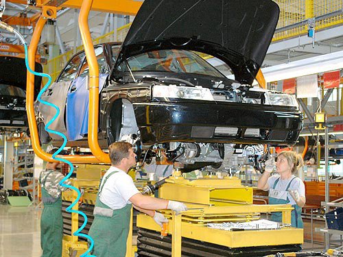 Заводы корпорации "Богдан" занимаются производством легковых и грузовых автомобилей, спецтехники, троллейбусов, автобусов.