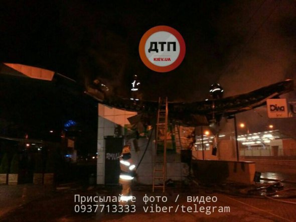 В Киеве на Никольской Борщаговке произошло ЧП с возгоранием крыши остановки общественного транспорта