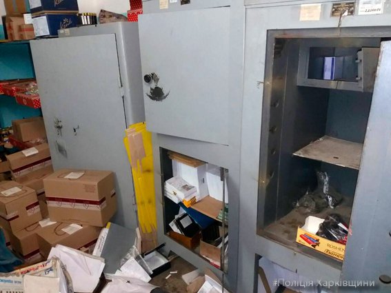 Грабители залезли в отделение почты через окно, разрезали сейф и похитили около 100 тыс